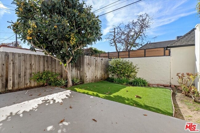 Building Photo - 203 S Detroit St