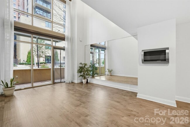 Building Photo - 701 Royal Ct