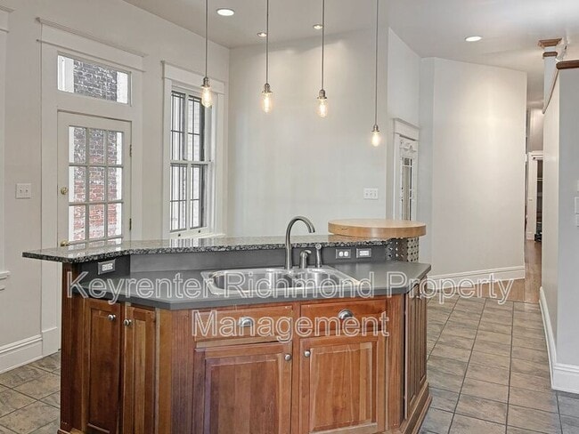 Building Photo - 2020 Floyd Ave