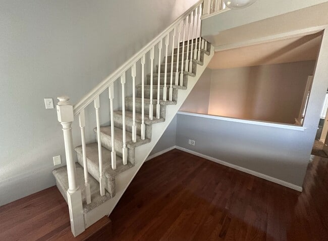 Building Photo - Beautiful 2+ Bedroom, 4 Level Townhome Wit...