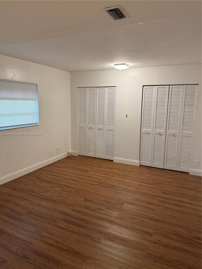 Building Photo - 3246 N Pine Island Rd