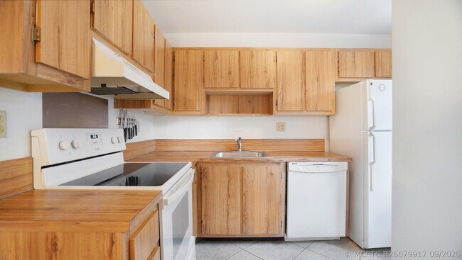 Building Photo - 505 Gardens Dr