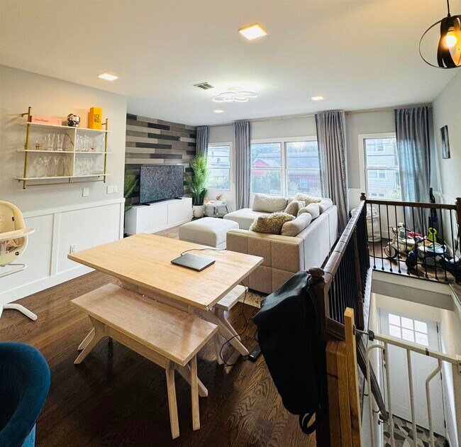 Building Photo - 114 Bleecker St