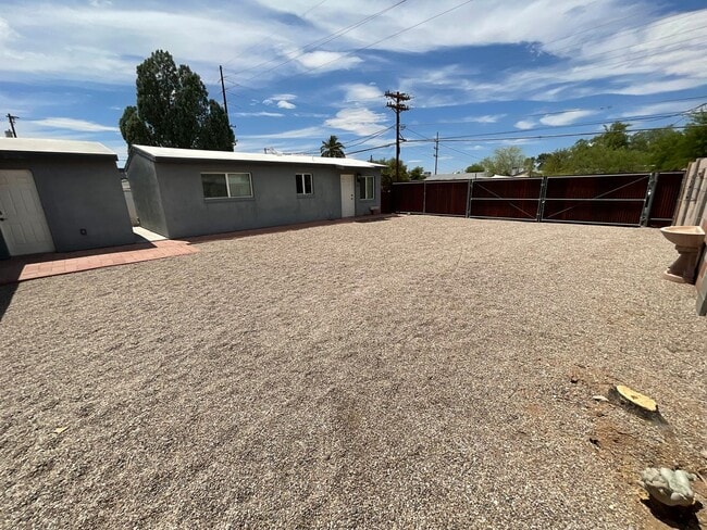 Building Photo - Central Tucson, close to University of Ari...