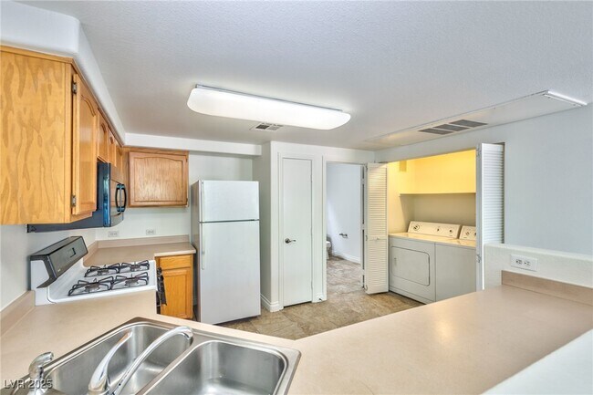 Building Photo - 3400 Cabana Dr