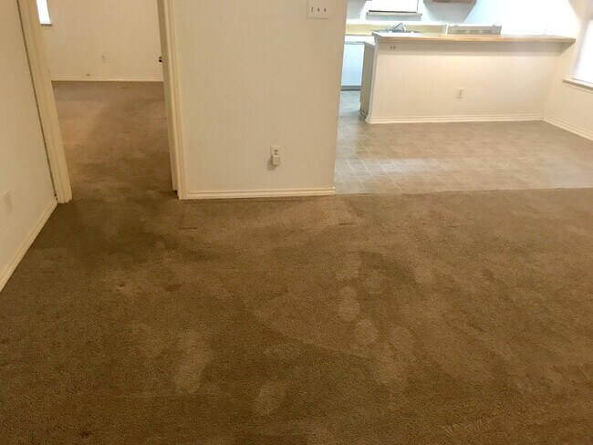 Building Photo - 3-2 DUPLEX! AVAILABLE NOW