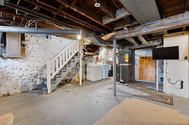 Building Photo - 2128 Gilles St