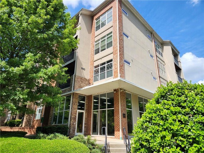Building Photo - 840 United Ave SE