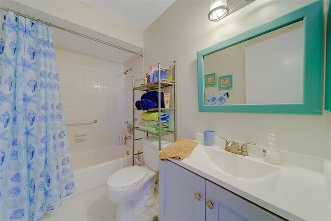 Building Photo - 13827 Mission Oaks Blvd