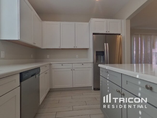 Building Photo - 1080 S 151st Ln