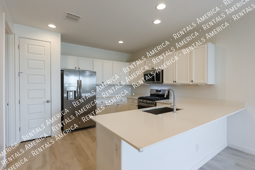 Building Photo - 8907 W Solano Dr