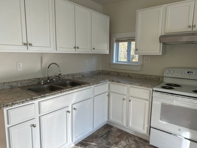 Building Photo - 2 Bedroom 1 Bath cottage with Lake View!