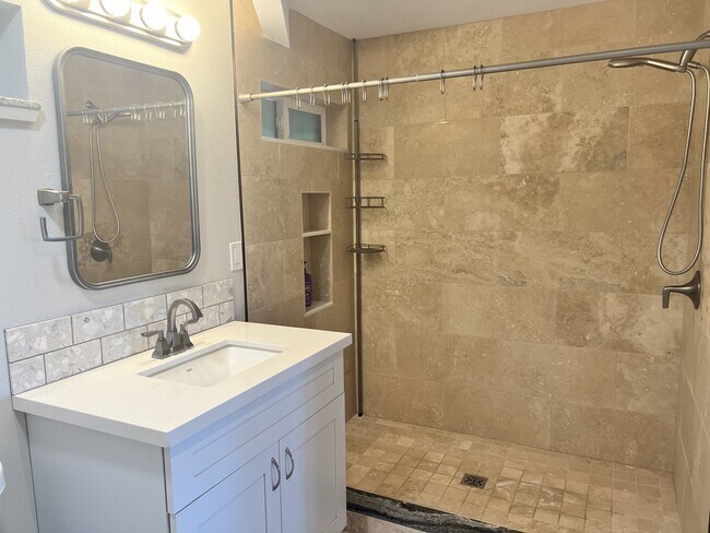 Building Photo - 904 Kupulau Dr