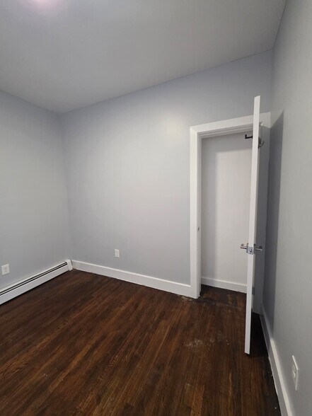 Building Photo - 114 Maple St