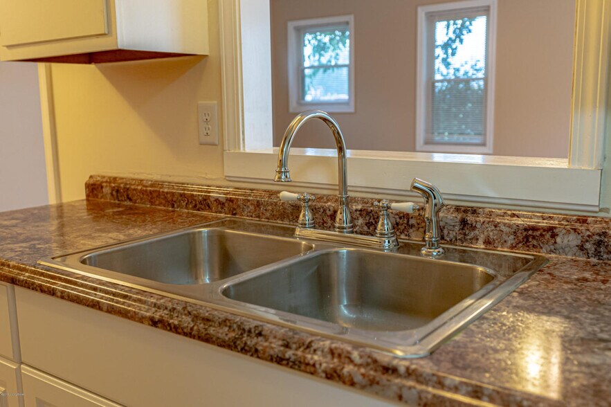 Building Photo - 9602 Shoshone way