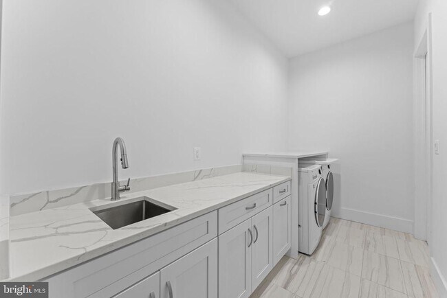 Building Photo - 608 Walker Rd