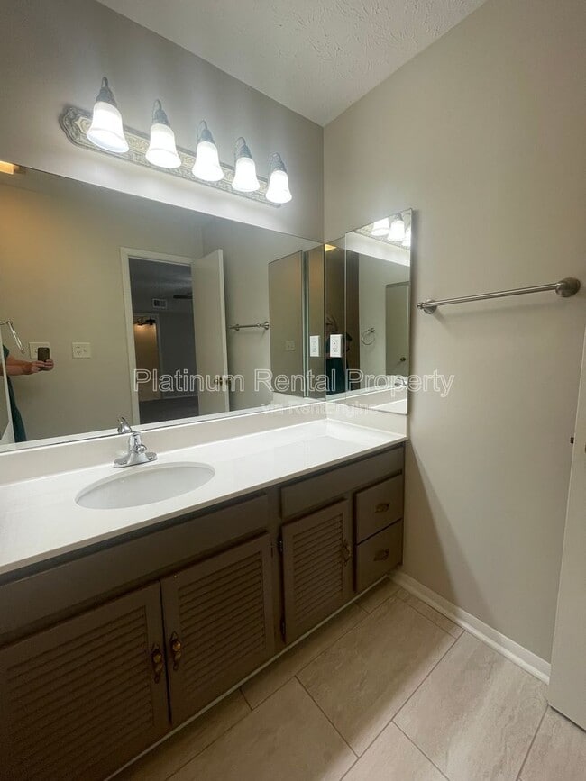 Building Photo - 402 Wynnes Ridge Cir SE