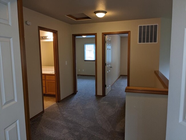 Building Photo - Beautiful 3 Bed 2.5 Bah Home in Auburn