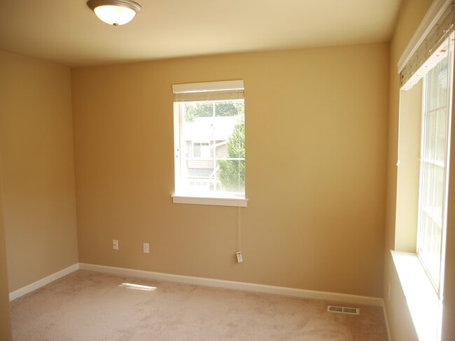 Building Photo - 5 Bedroom 2.5 Bath Home Near Downtown Redmond