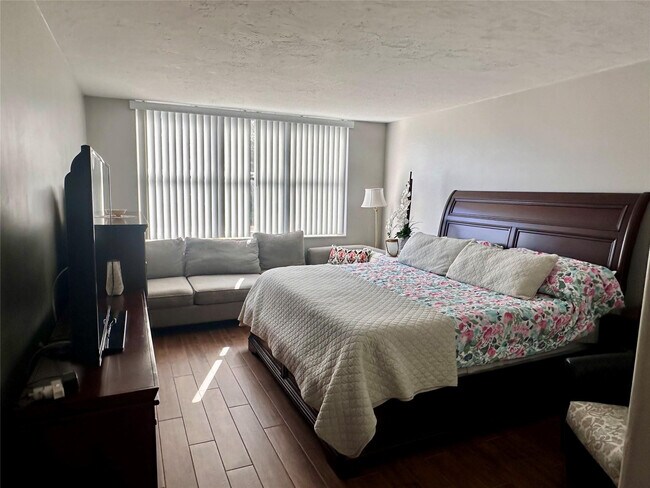 Building Photo - 1147 Hillsboro Mile