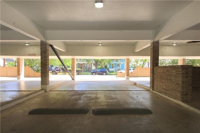 Building Photo - Furnished 1x1 North Campus Apartment on Guad