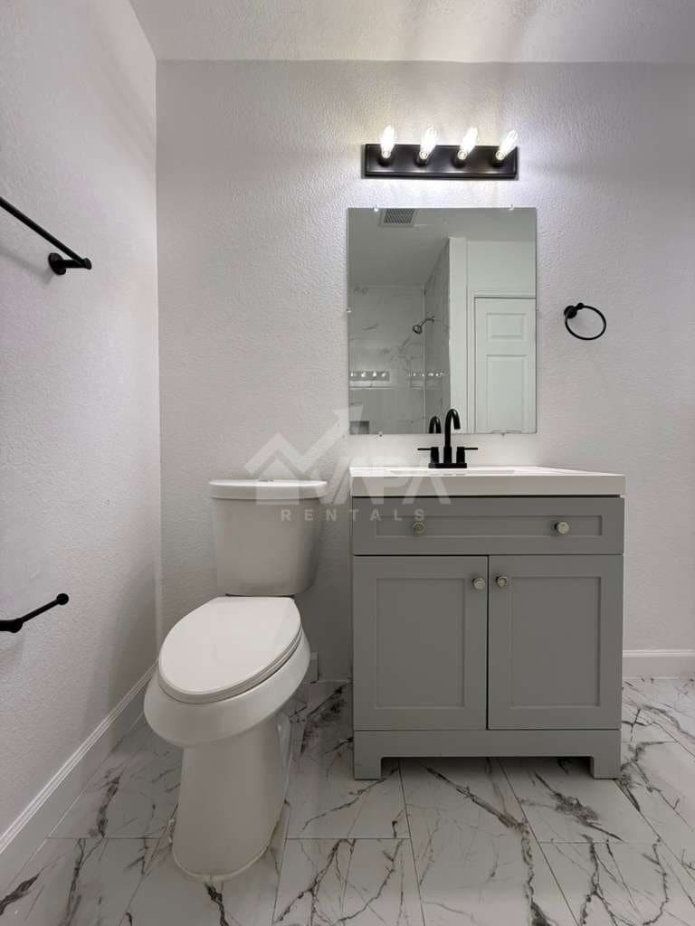 Building Photo - 411 Yolanda Dr