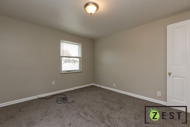 Building Photo - - BEAUTIFUL 3-BEDROOM 1 BATHROOM  April 11th 2-2:30 pm!