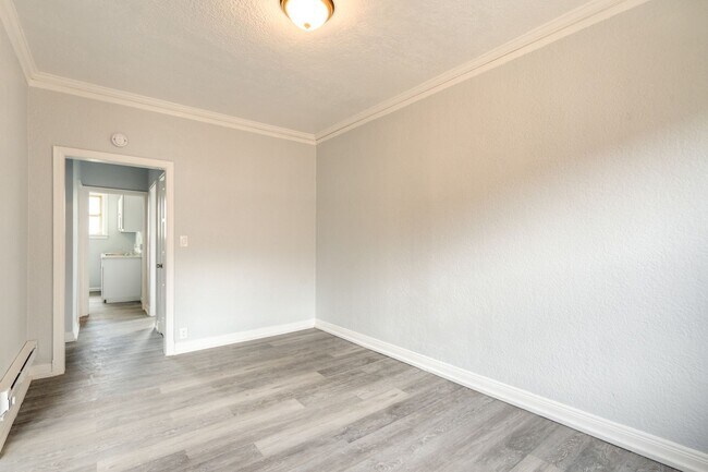 Building Photo - 2-Bedrooms