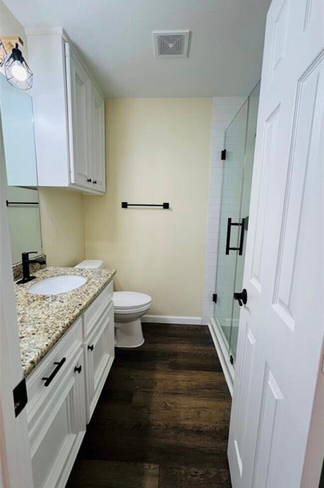 Building Photo - 340 Oak Ridge Dr