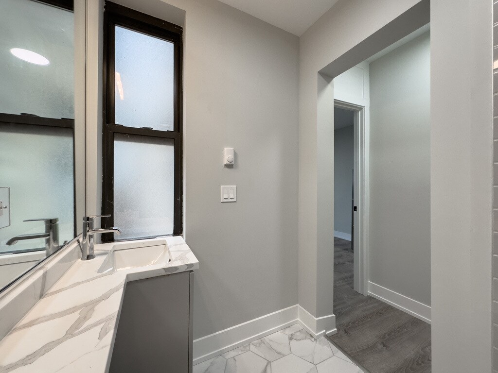 Building Photo - 510 W Belmont Ave