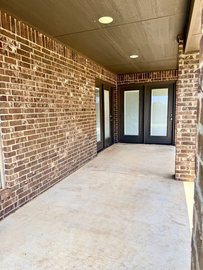 Building Photo - Like New!  3 bedroom 2 bath 2 car garage!