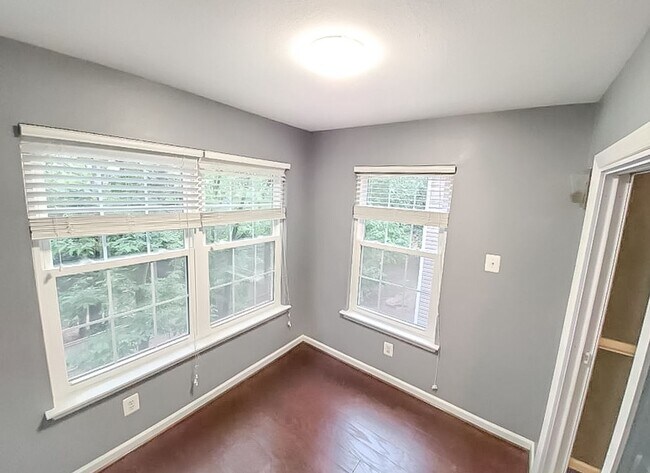 Building Photo - Beautifully Updated 1 Bed 1 Bath Condo With Sunroom In Sought After Point At Park