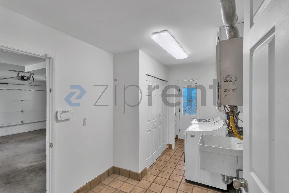 Building Photo - Unit