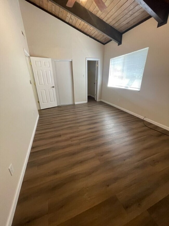 Building Photo - Low elevation condo in small complex with garage