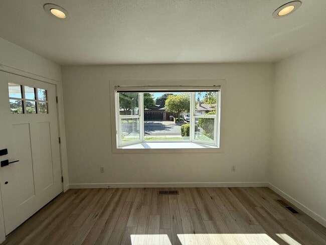 Building Photo - Updated 3-bedroom single story in Oakdale!