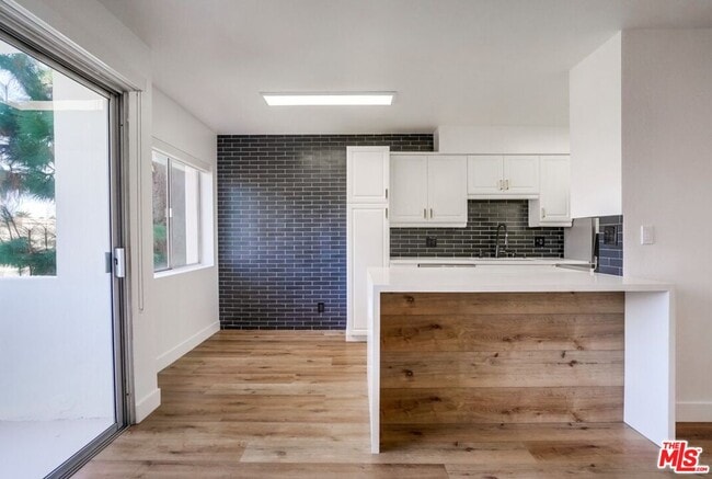 Building Photo - 435 N Oakhurst Dr