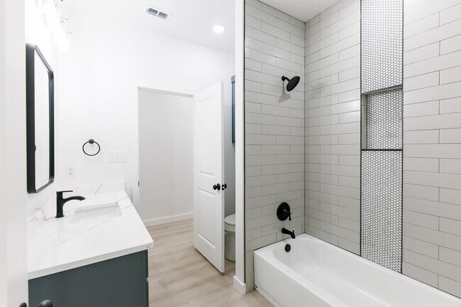 Building Photo - 1704 Elkhart Ave