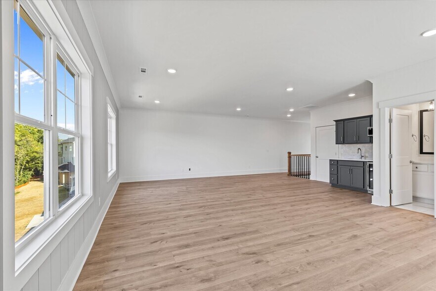 Building Photo - 321 Old Shackle Island Rd