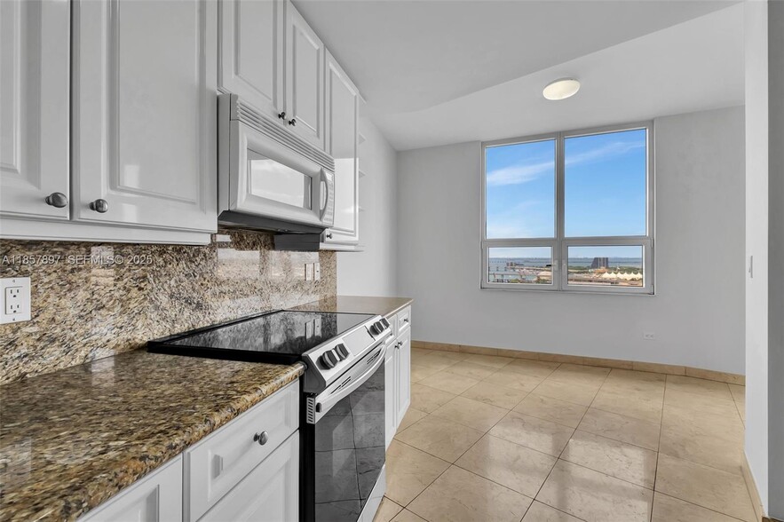 Building Photo - 848 Brickell Key Dr