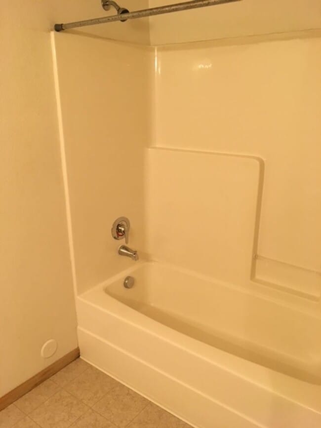 Building Photo - Fort Collins 2 Bedroom Condo Steps from CSU - Available Now