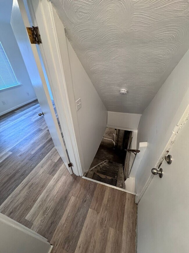 Building Photo - Fully Updated 3-Bed 1-Bath House w/ Covered Porch in Christy Park!!!