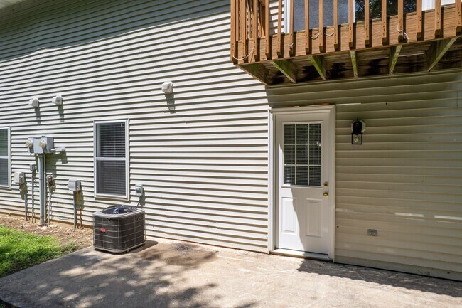 Building Photo - 304-306 Dads Way