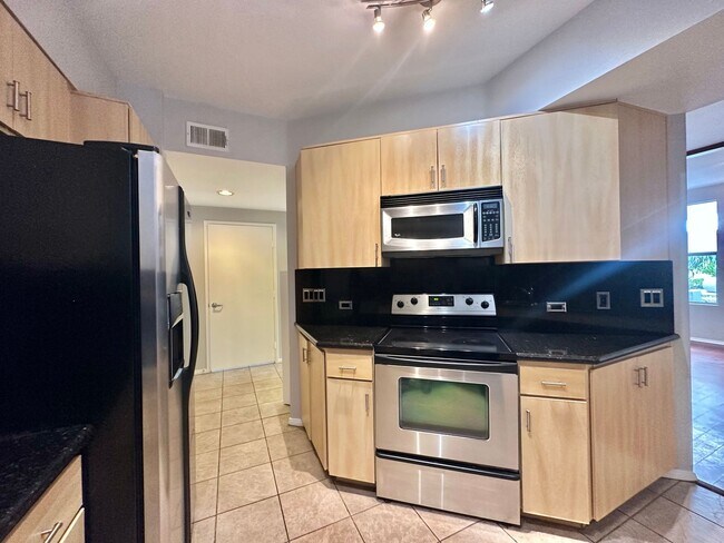 Building Photo - Two Story 2 Bed/2.5 Bath Townhouse in Mari...