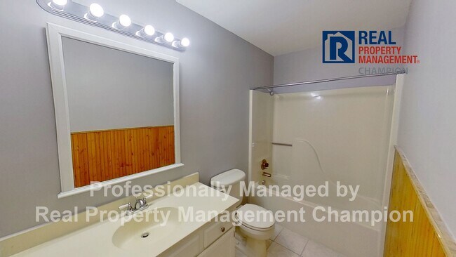 Building Photo - Charming Ranch Style Home with Spacious Fe...