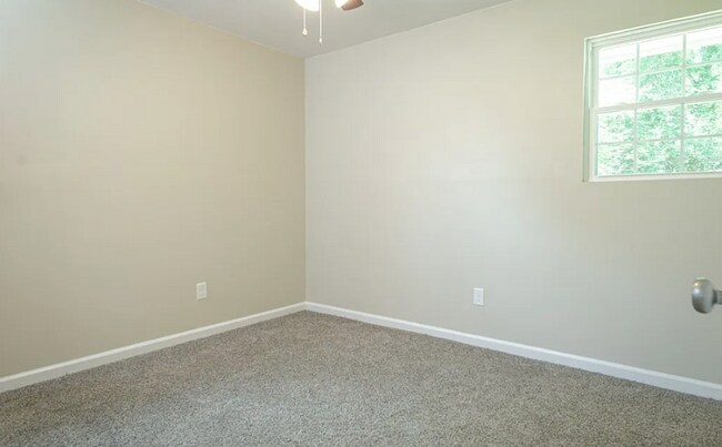 Building Photo - 2114 Amber Dr