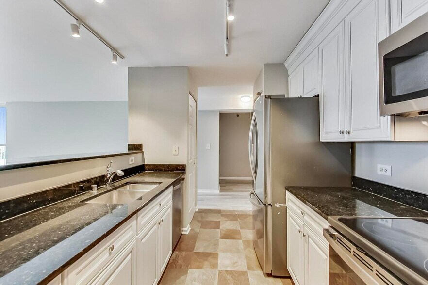 Building Photo - 345 N La Salle Dr