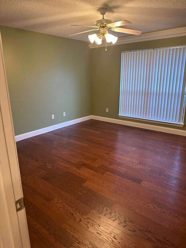 Building Photo - Stunning Custom 4/2, 2380sqft Home with Mo...