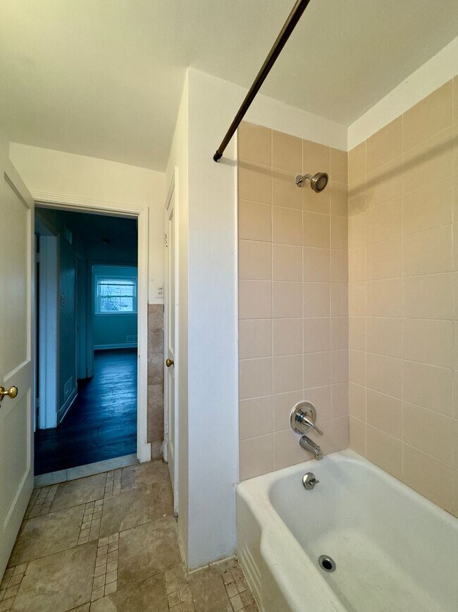 Building Photo - Spacious 3Bed/1.5Bath in Woodlawn