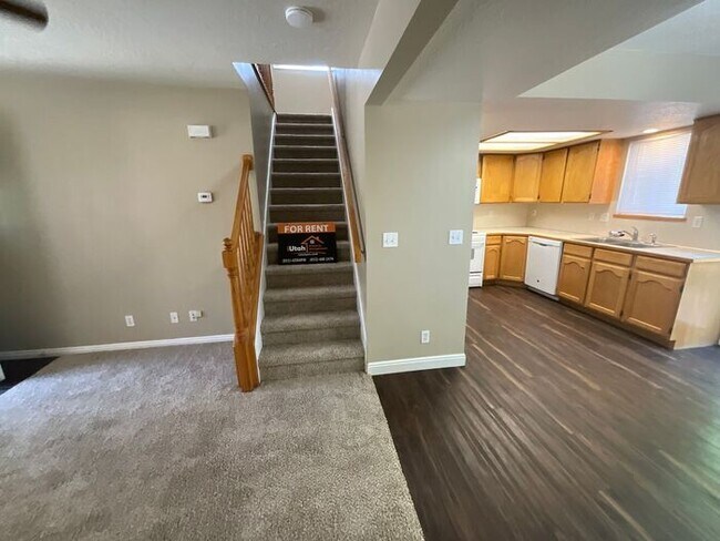 Building Photo - 3 bdrm 2 1/2 bath Townhome