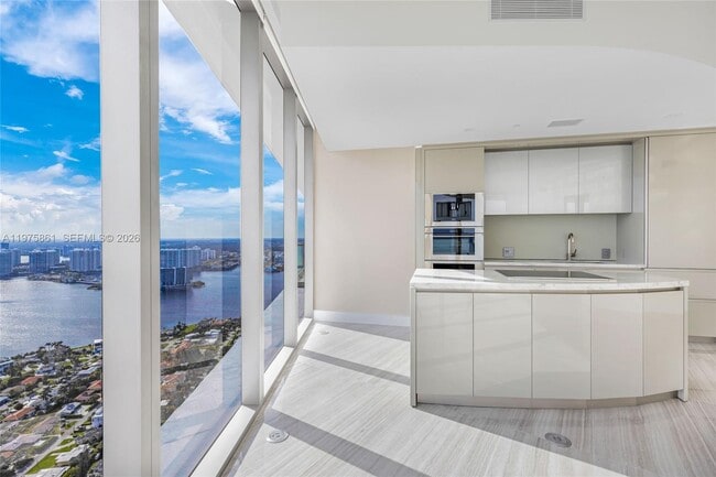 Building Photo - 18975 Collins Ave